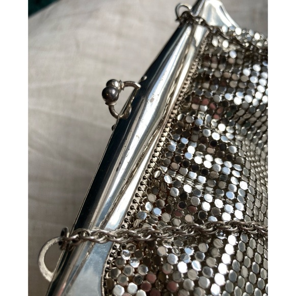 Vintage Whiting & Davis Silvertone Metal Mesh Mini Evening Bag Clutch Wristlet - Picture 4 of 17